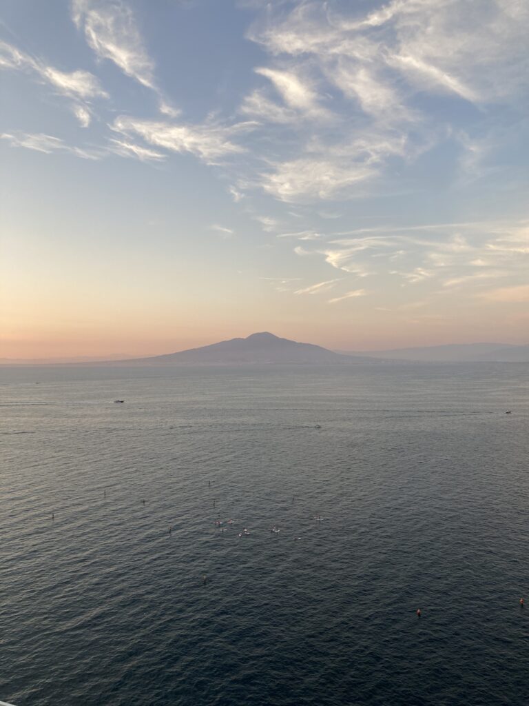 weekend penisola sorrentina: vista del vesuvio da marina grande