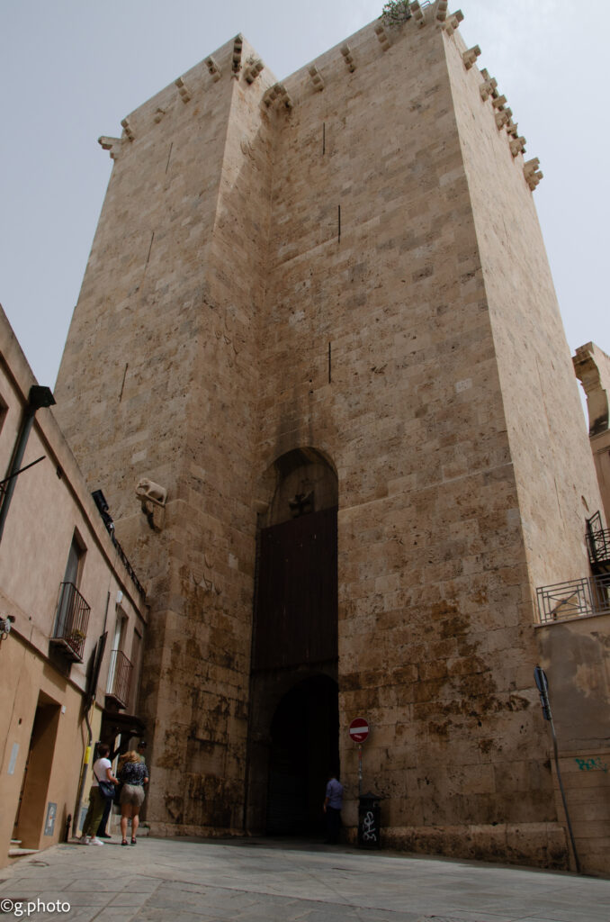 Torre dell'Elefante a Cagliari vista dal basso, con l'arco d'ingresso