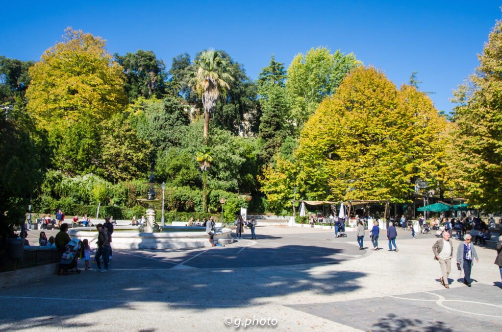 La piazza di accesso a Villa Frigerj