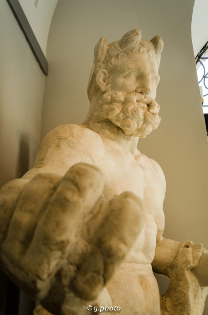 La scultura de l'Ercole a riposo presso il Museo Archeologico Nazionale di Chieti