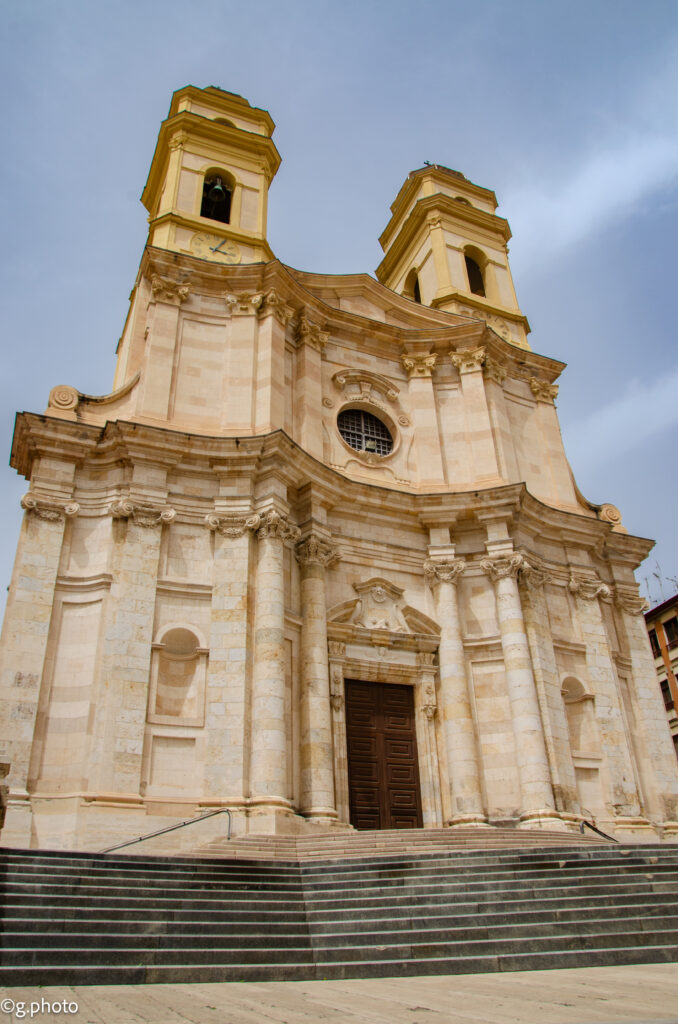 Facciata barocca della Chiesa di San Michele a Cagliari, prima tappa di un itinerario di 4 giorni nel Sud Sardegna