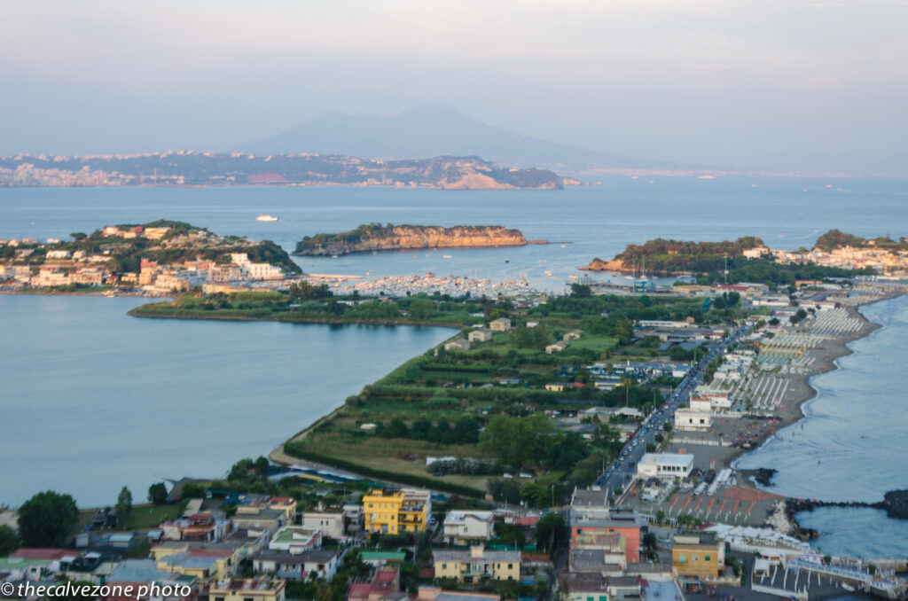 La meravigliosa vista panoramica del lago di Bacoli con lo sfondo del Vesuvio, forse l'immagine più bella che resta del nostro viaggio a Bacoli e Procida.