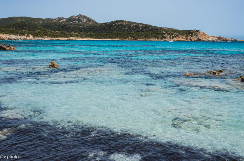 Sfumature di blu del mare di Cala Tuerredda, dal turchese al blu profondo