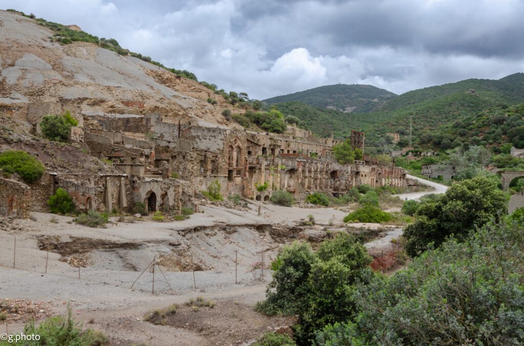 Ruderi della miniera abbandonata lungo la discesa da Arbus verso Piscinas nei nostri 4 giorni in Sud Sardegna