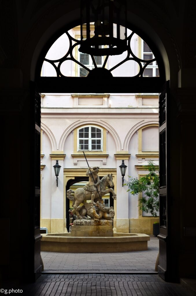 Dettaglio di un cortile di un palazzo storico nel centro di Bratislava