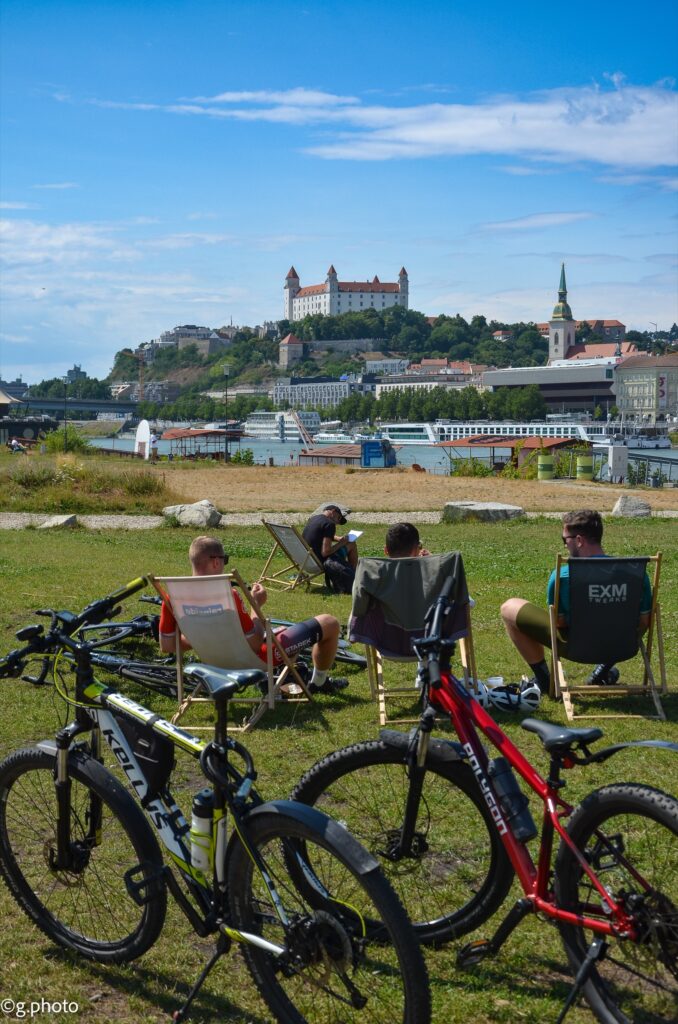 Veduta del castello da un parco sul danubio