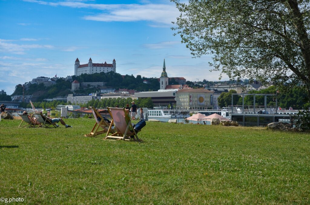il castello visto dal parco sul danubio a bratislava