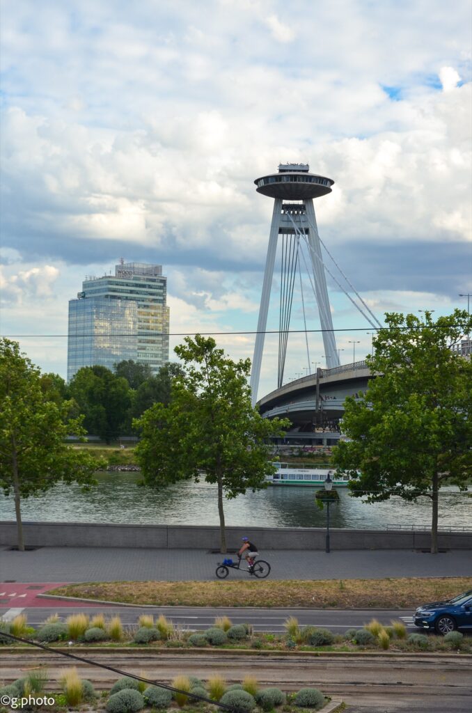 vista dell'Ufo e del danubio dal centro storico di bratislava