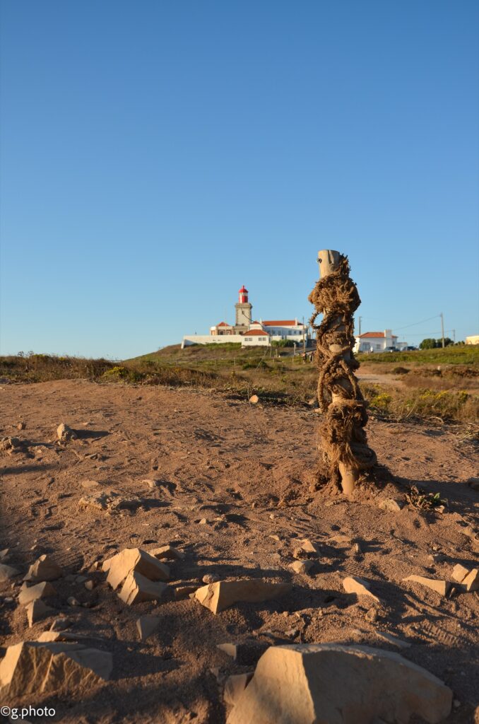 Il faro di Cabo da Roca, col dettaglio della terra e del tronco