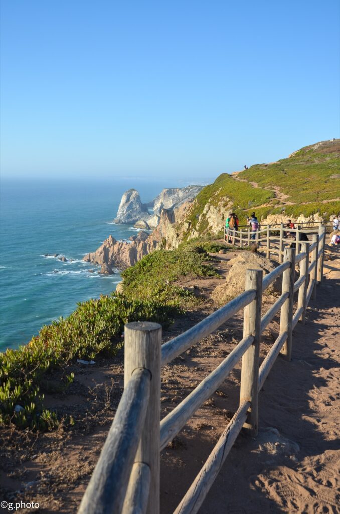 La costa a Cabo da Roca con in primo piano la passamano di legno