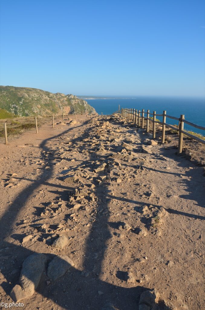 Vista panoramica a Cabo da Roca con la strada di terra calpestata