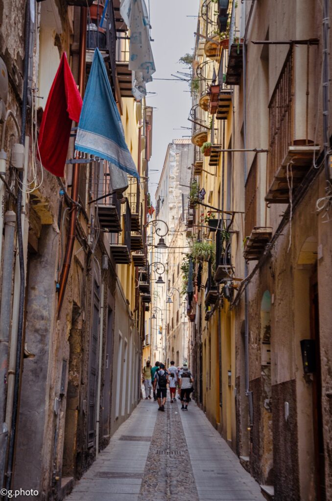 i vicoli del centro storico a Cagliari