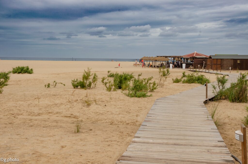 Le dune di piscinas, panoramica della spiaggia con la passerella