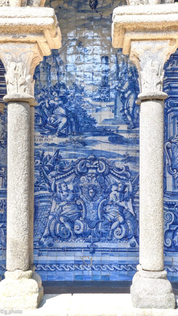 Azulejos e colonne presso la Cattedrale di Porto