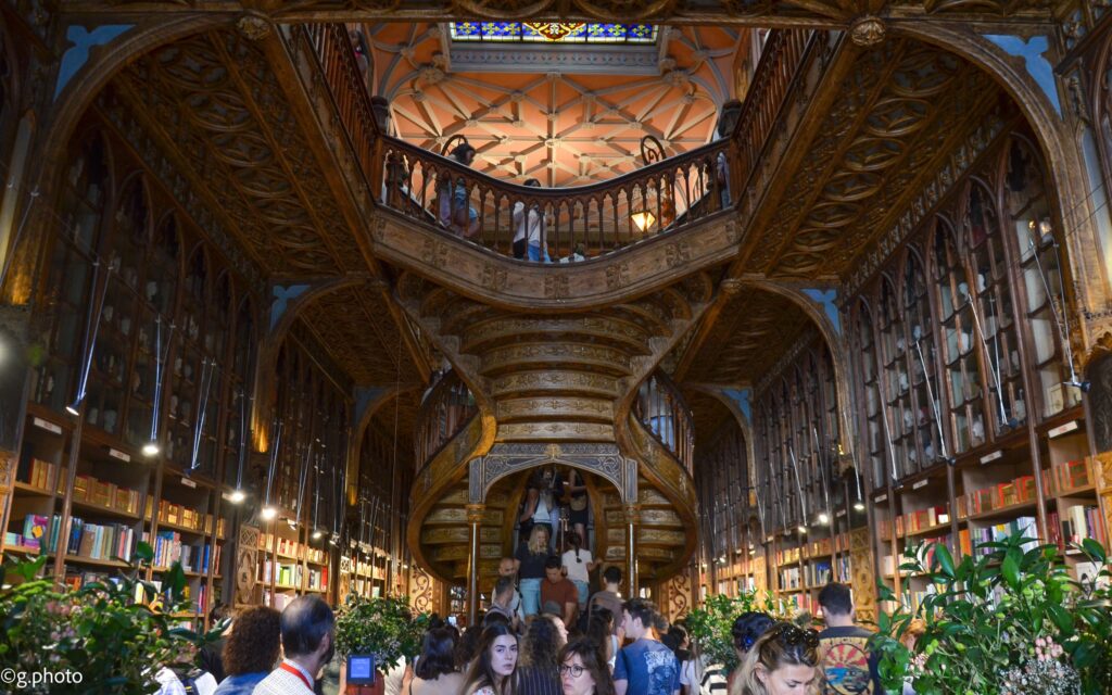 Interno della libreria Lello, a Porto