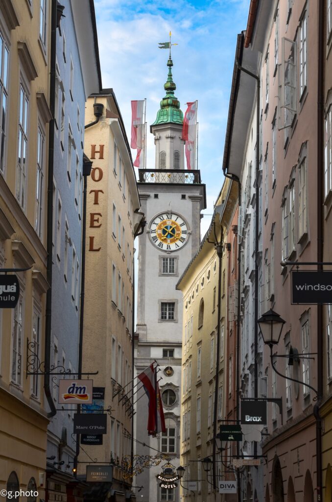 Via del centro sotrico di Salisburgo con la chiesa di san Biagio