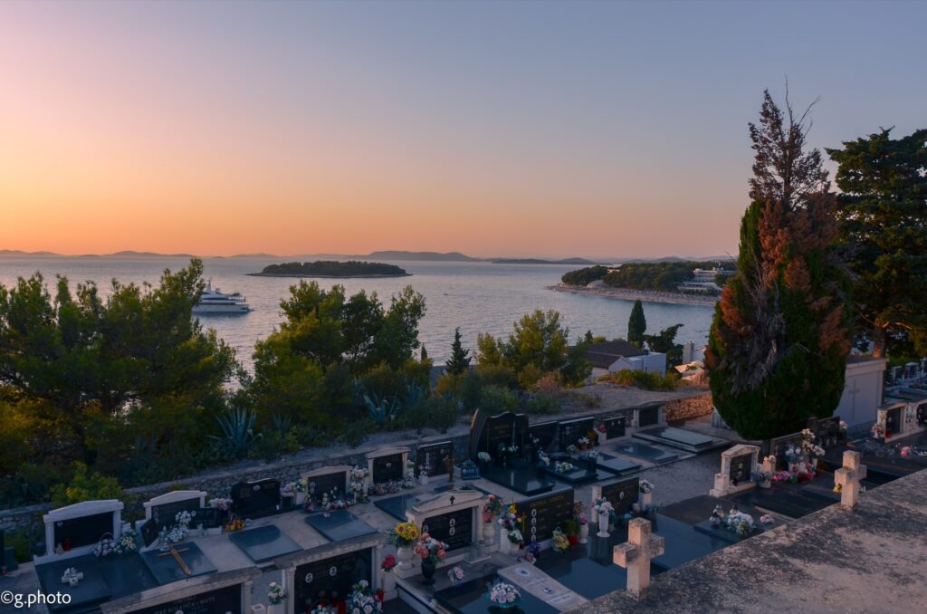Veduta della baia davanti Primosten dalla terrazza del Cimitero del paese