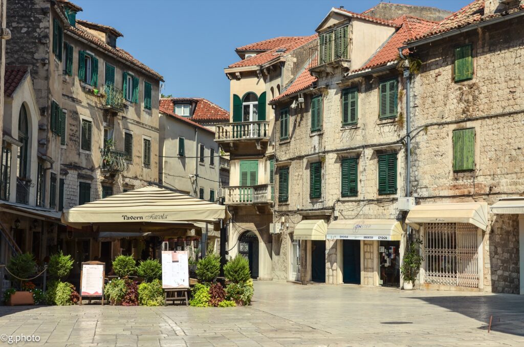 Una caratteristica piazza medioevale nel centro storico di Spalato