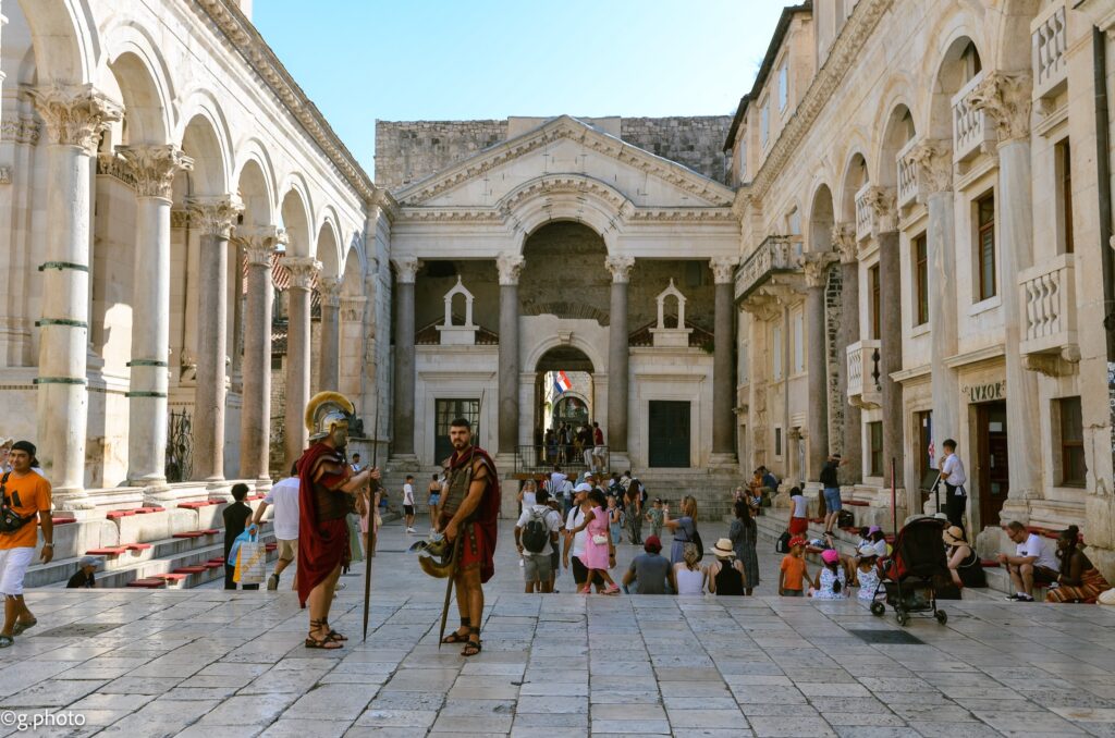 Il peristilio ed il portico del Palazzo di Diocleziano a Spalato, uno dei luoghi più immersivi del viaggio di 10 giorni in Croazia