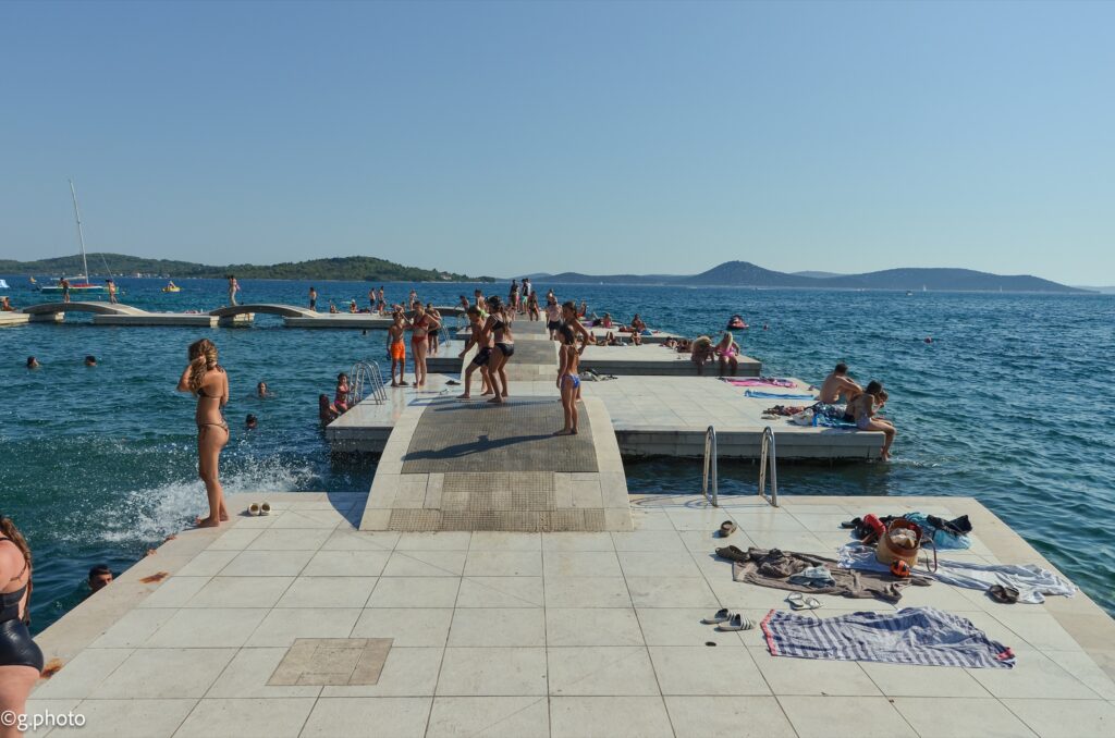Bagnanti presso la Spiaggia Vrulje a Vodizze, il posto meno cool dei nostri 10 giorni in Croazia