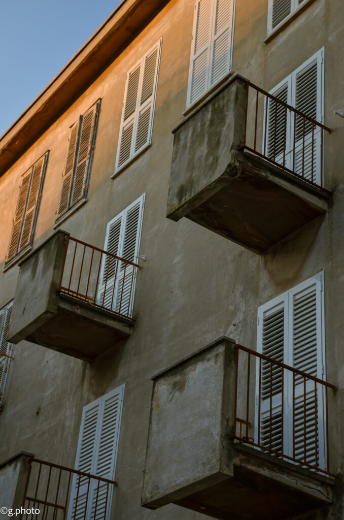Palazzi in pieno stile sovietico nel centro di Zara. Il contrasto architettonico di Zara è stato un elemento di grande rottura visiva nei 10 giorni in Croazia