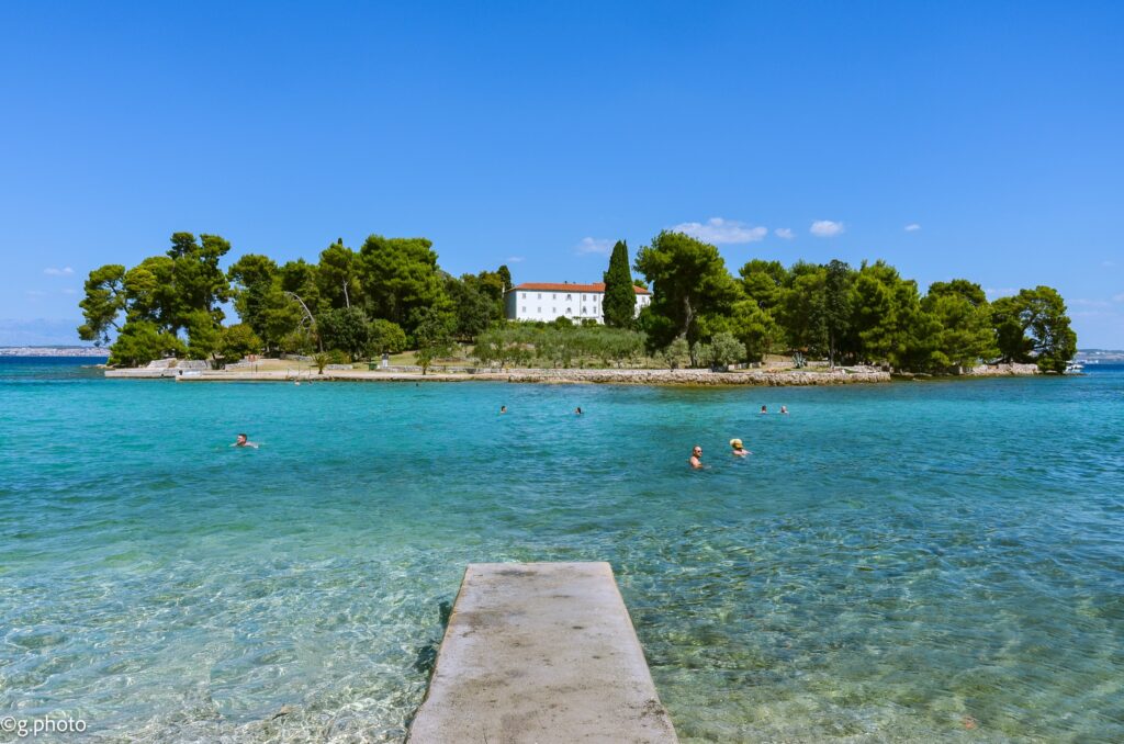 L'isolotto di Garlovac di fronte Isola di Ugljan.